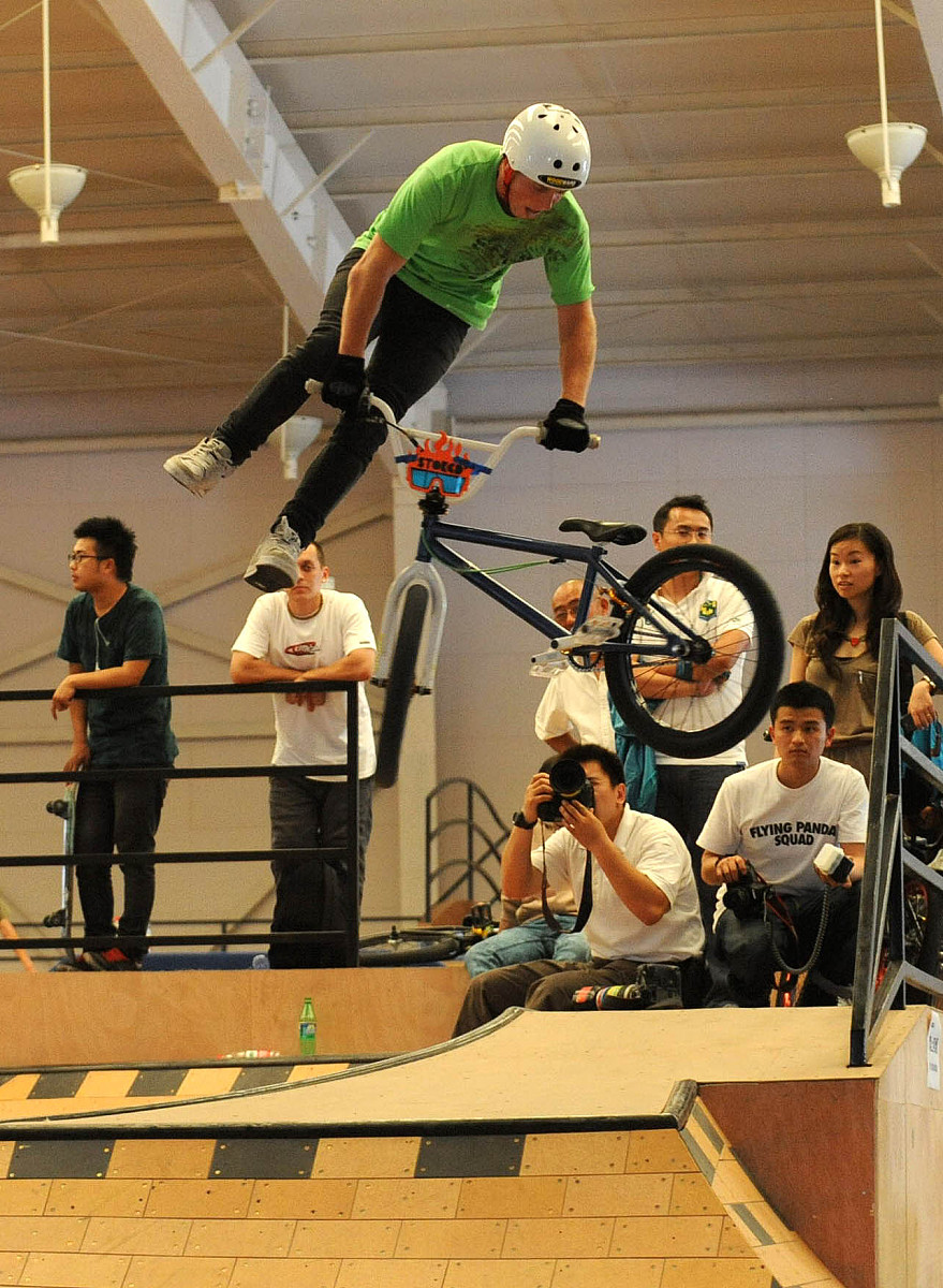 蹦床比赛选手表现抢眼，惊艳全场观众