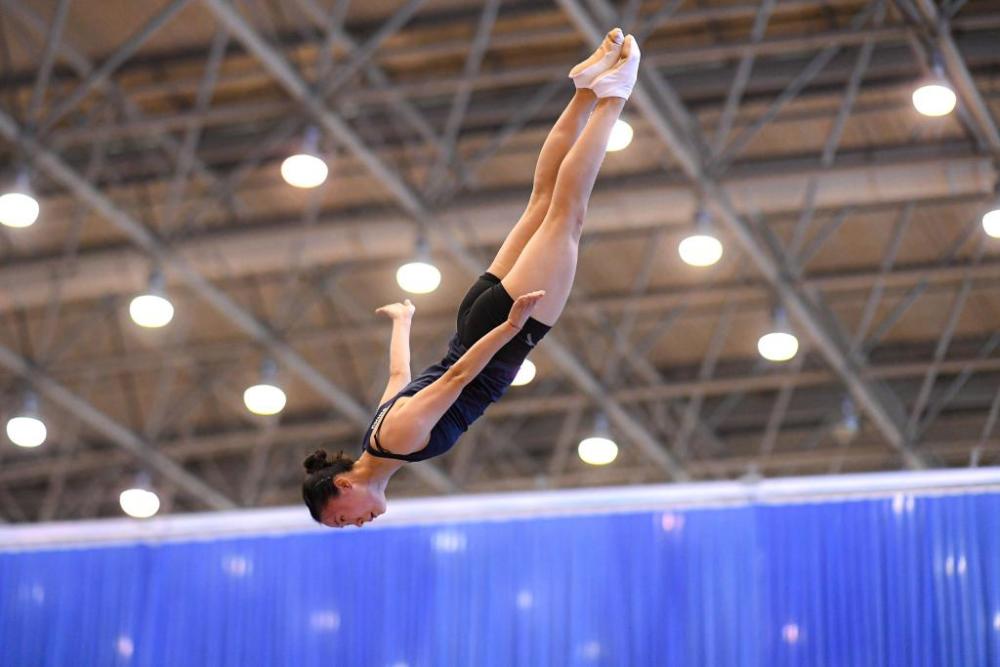 蹦床比赛选手表现抢眼，惊艳全场观众