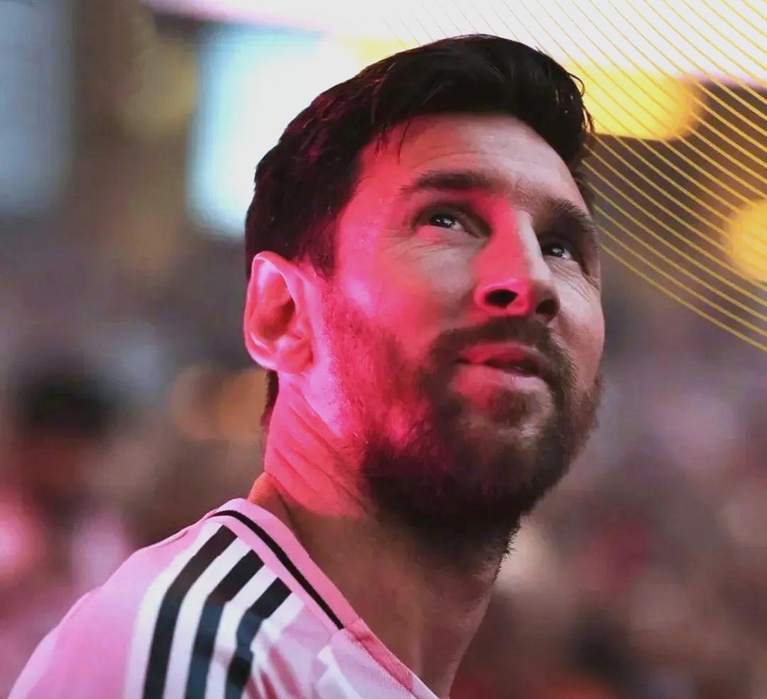 年轻球员出色表现引发球迷热议，赢得尊敬的简单介绍