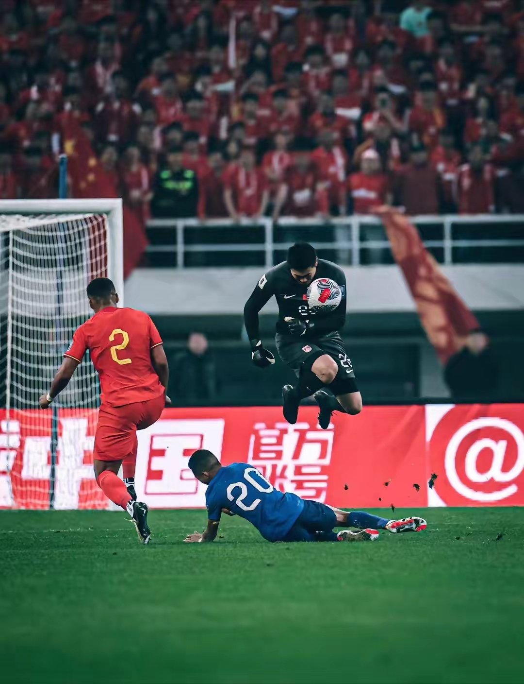 开云下载-包含足球豪门再掀风暴，较量精彩令人目不转睛的词条