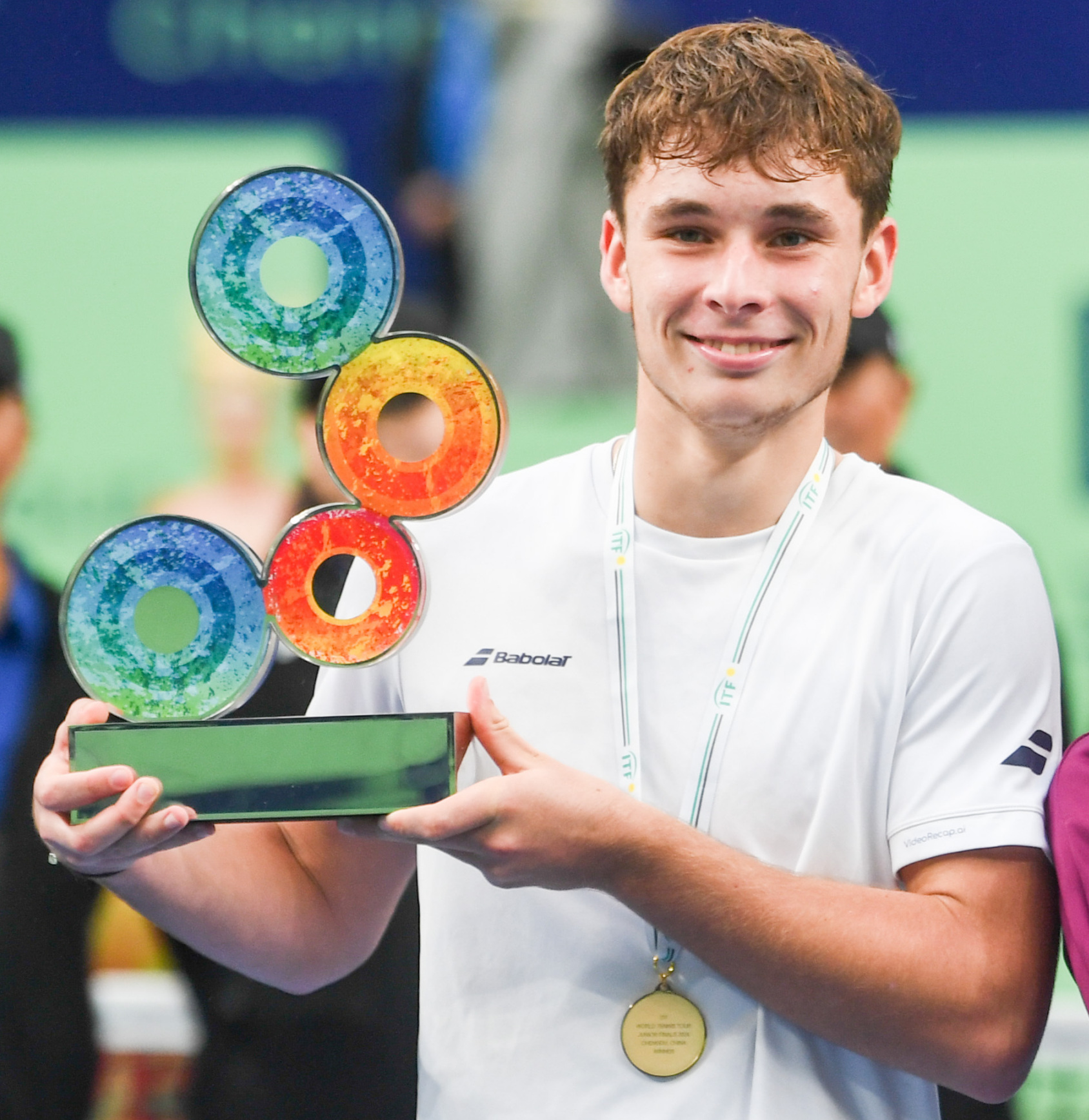 开云官方app入口-网球选手赛场发挥出色，取得胜利