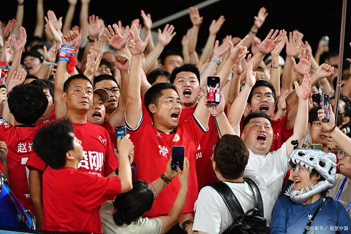 国内足球比赛频频上演精彩对决，球迷热情不减的简单介绍