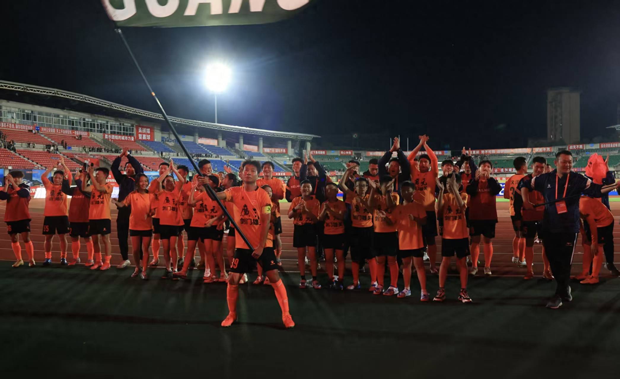 国内足球比赛频频上演精彩对决，球迷热情不减的简单介绍