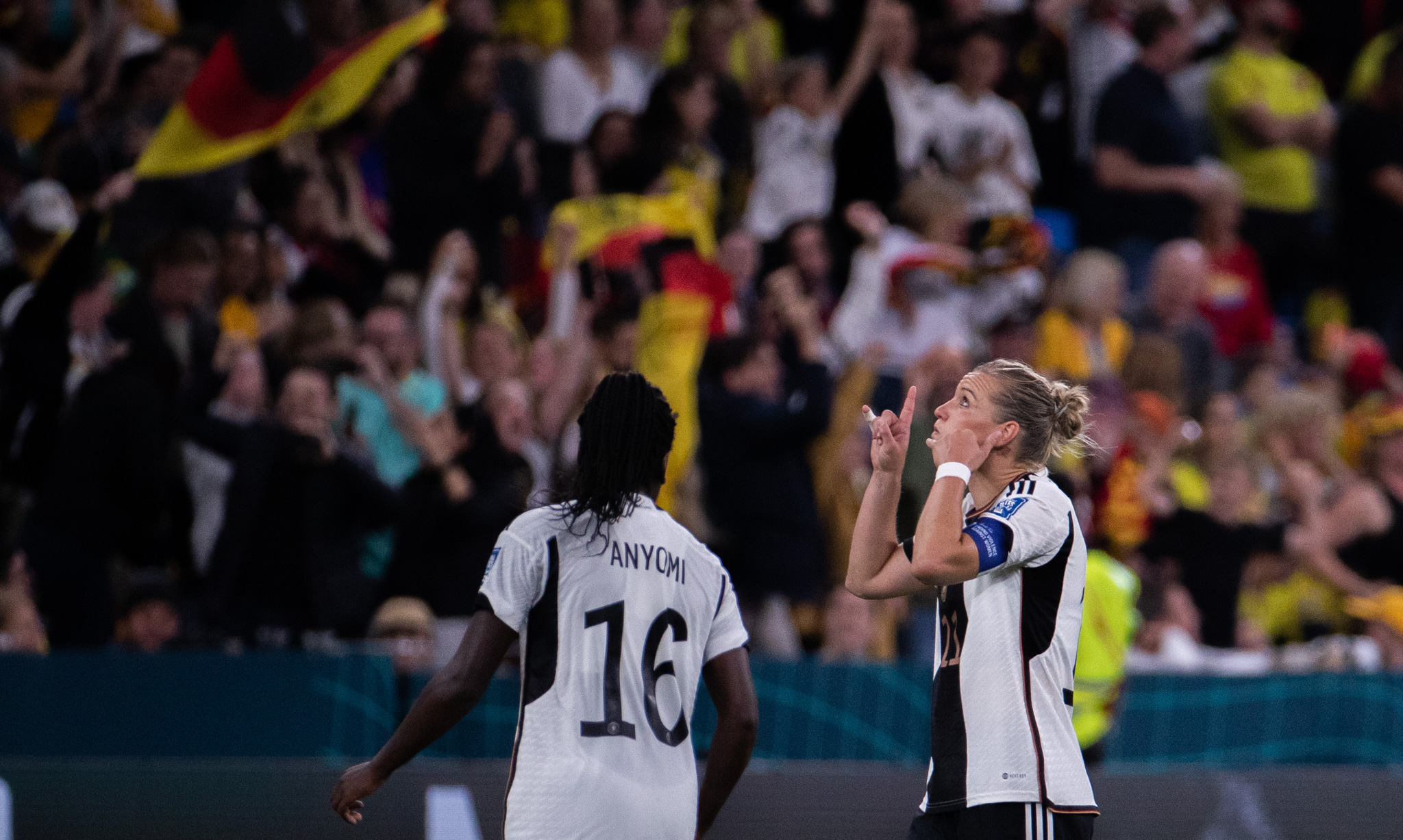 包含哥伦比亚球队在跨国比赛中实现逆袭，惊艳全场的词条