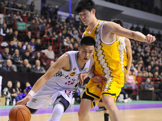 火爆比赛现场，两队狭路相逢谁能笑到最后的简单介绍