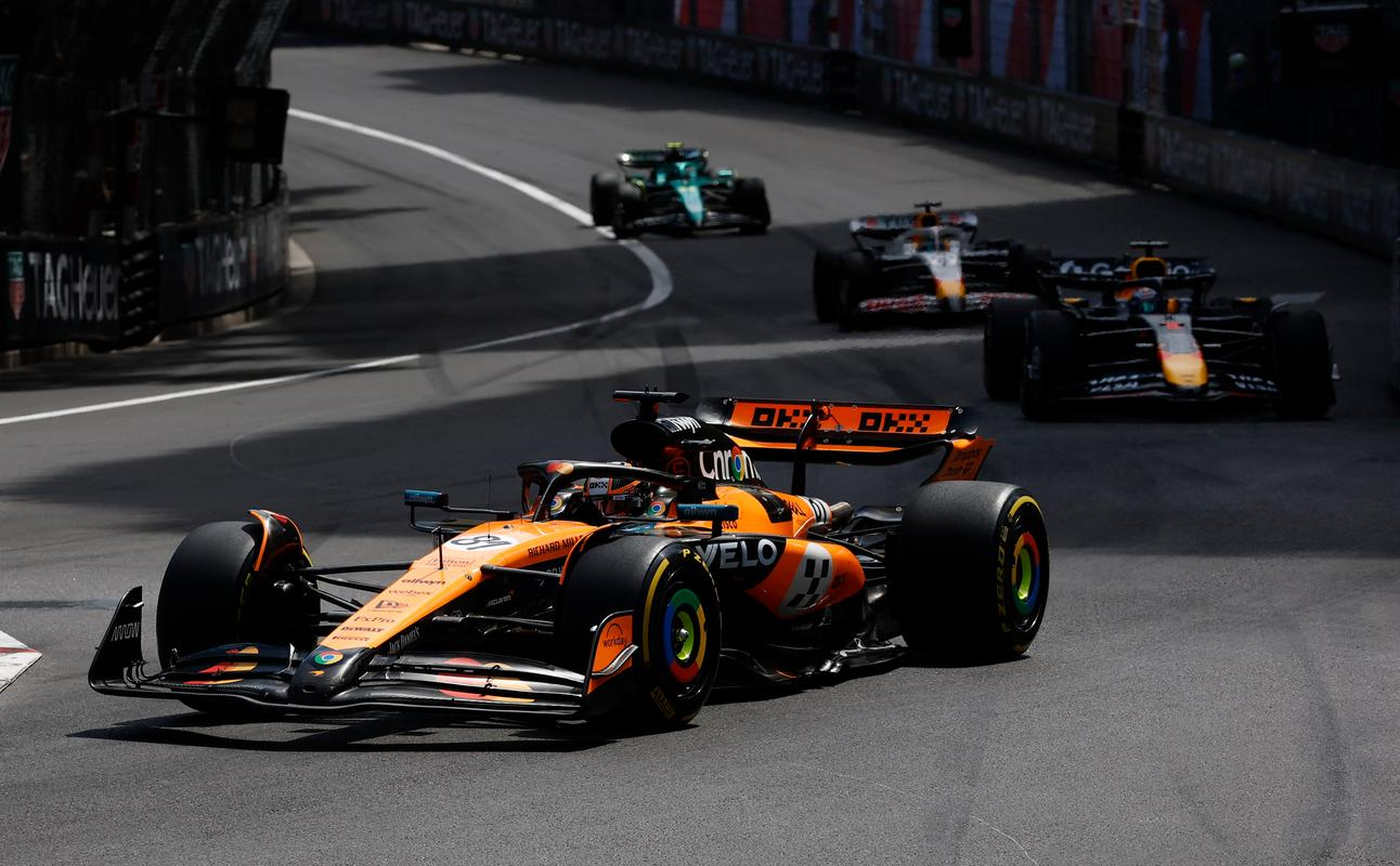 关于梅赛德斯逆转索伯车队，佩雷兹统治全场的信息