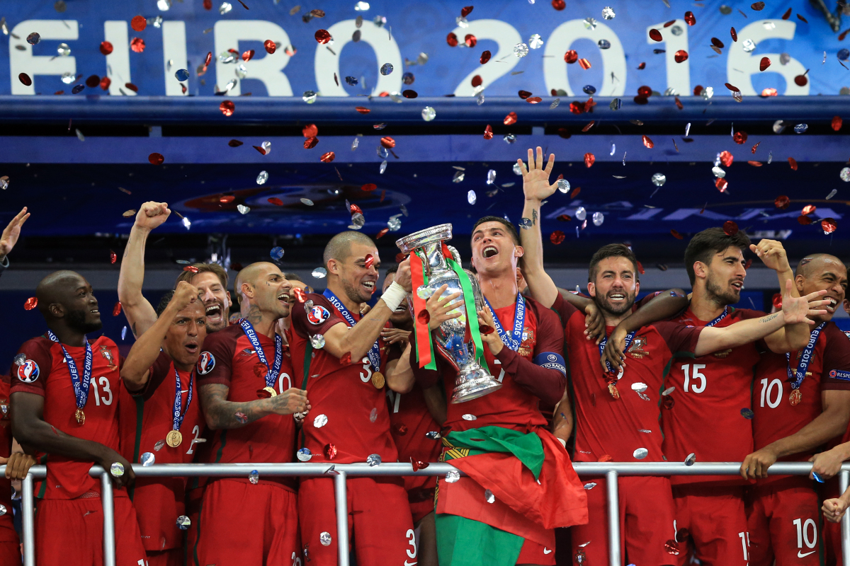 欧洲足球赛事打响巅峰对决，激情四射