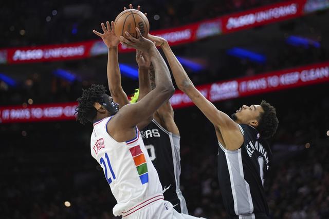 广东队完胜马刺，恩比德扛起全队