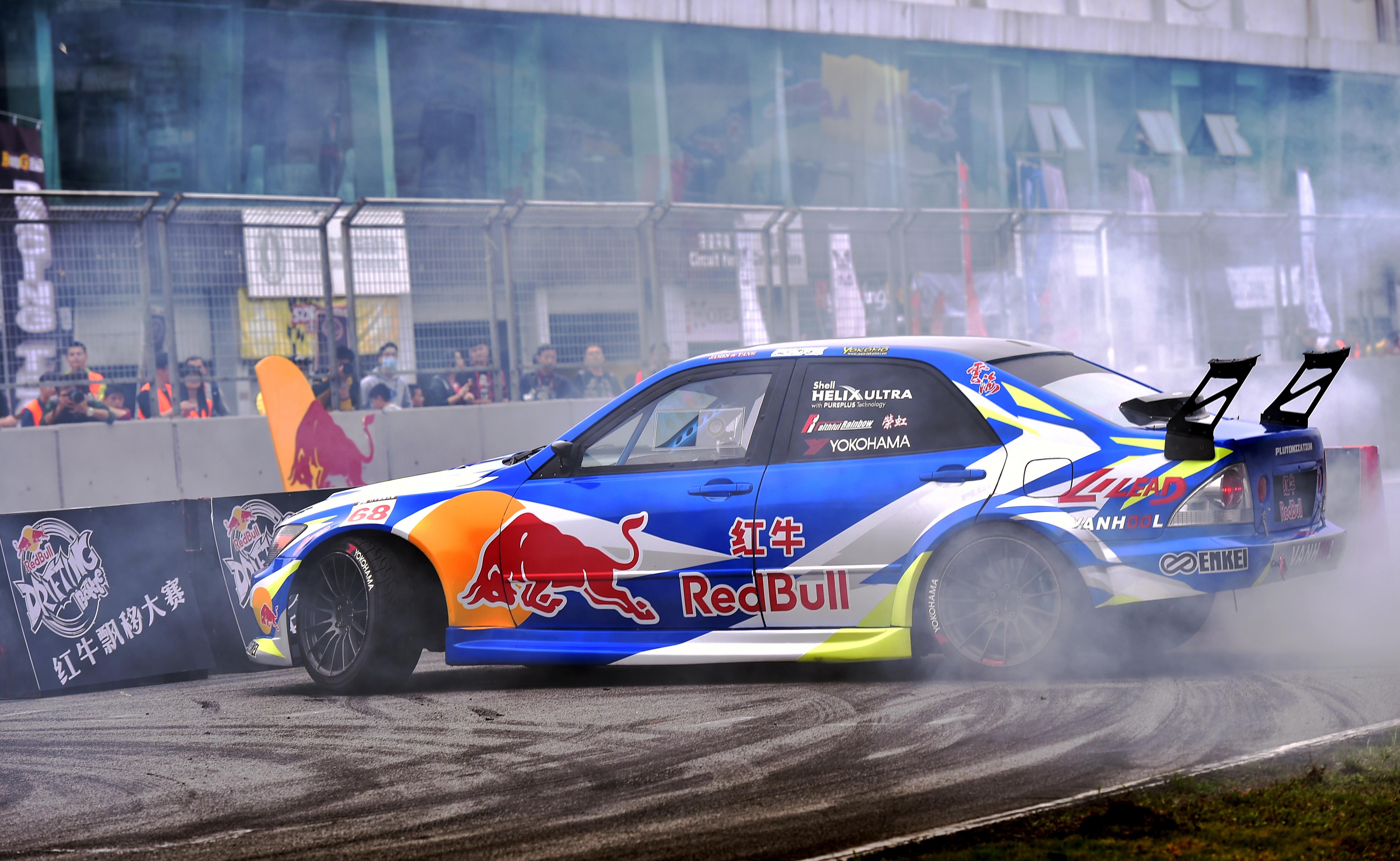 阿斯顿马丁翻盘红牛车队，佩雷兹点燃赛场的简单介绍