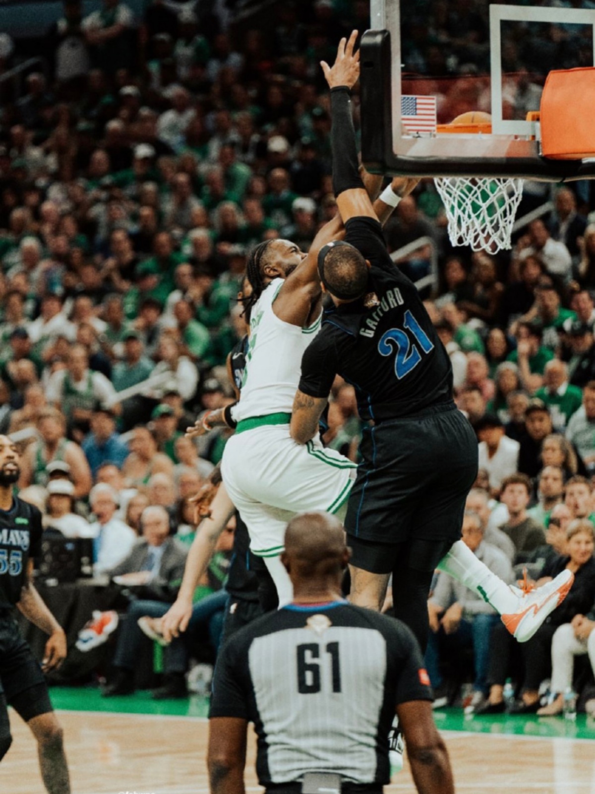 凯尔特人突破篮网防线，掀翻对手的简单介绍