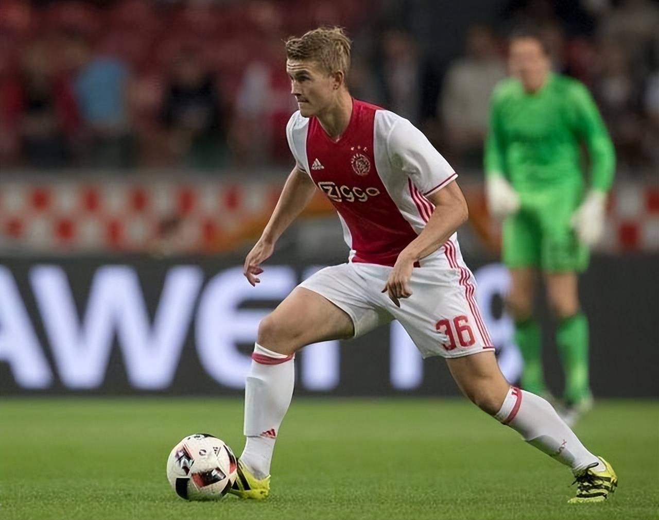 包含阿贾克斯力克拜仁慕尼黑，成功晋级半决赛的词条