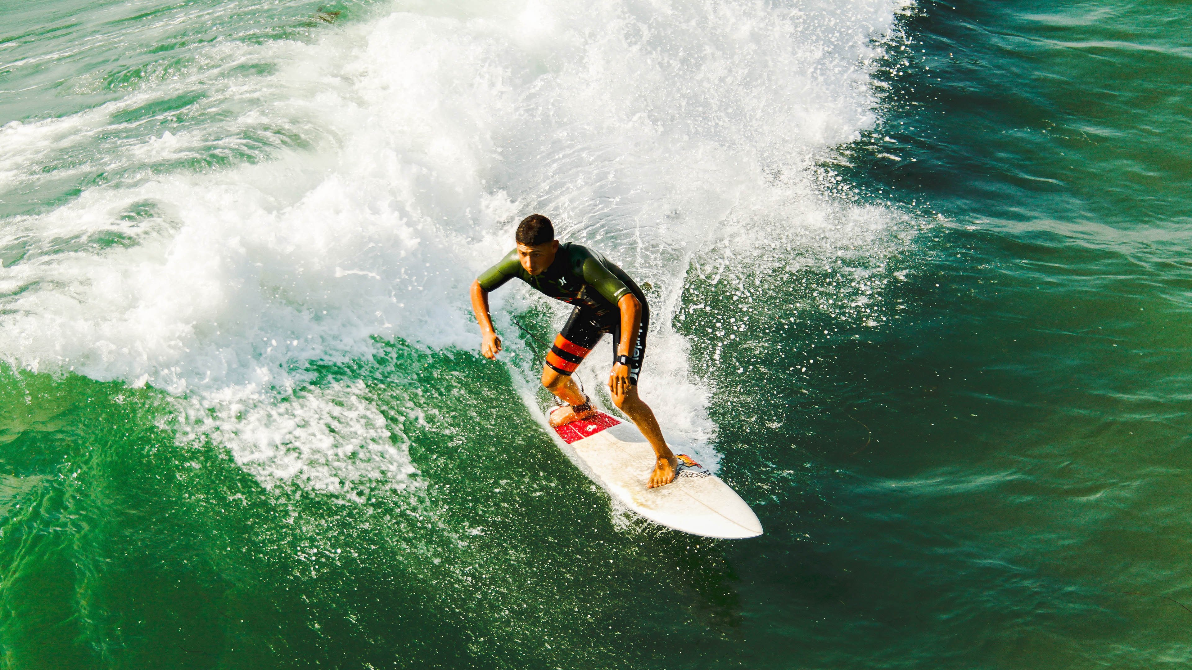 从斯通斯到阿尔及利亚，足球世界中的攻防统治与历史翻盘启示